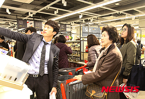 ▲한샘 플래그샵 수원 광교점을 찾은 고객들이 매장을 둘러보고 있다.