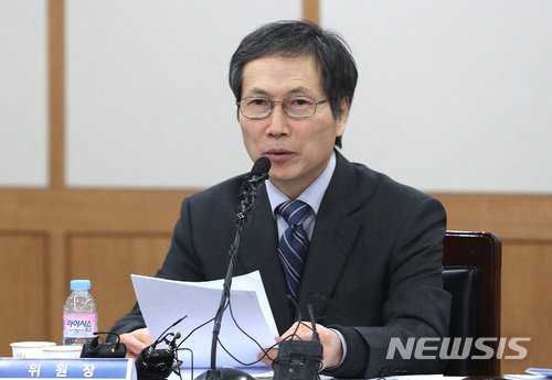 ▲김갑배 검찰 과거사위원회 위원장이 '신한 금융' 사태에 대해 발표하고 있다.