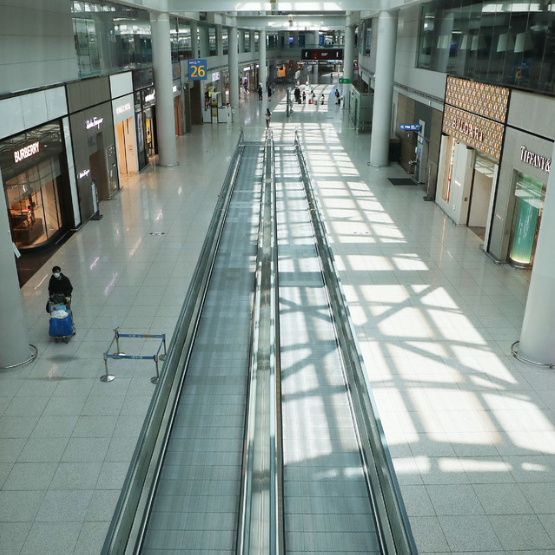 ▲인천국제공항 국제선 면세점. 코로나 사태로 여행객들의 발길이 끊기면서 면세점이텅 비어있다.