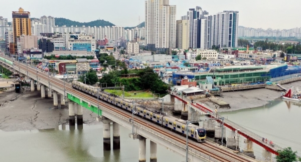 ▲수원역과 인천역을 연결하는 수인선 광역철도가 12일 25년에 재개통, 운행에 들어갔다.