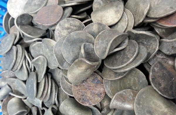 ▲폐기물 처리과정에서 수거된 동전. 한국은행 제공