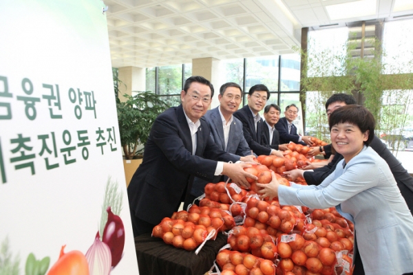 ▲금융기관들이 생산과잉에 따른 양파값 폭락으로 어려움을 겪고 있는 농가를 돕기 위해 양파를 공동구매한 등 양파·마늘 농가 살리기 힘보태기에 나섰다. 김태영 은행연합회장, 문재우 금융연수원장, 최재영 국제금융센터 원장, 손상호 금융연구원장, 신현준 신용정보원장(왼쪽부터) 등이 16일 서울 명동 은행회관에서 공동 구매한 양파 2000㎏ 전달식을 하고 있다. (사진= 은행연합회 제공)