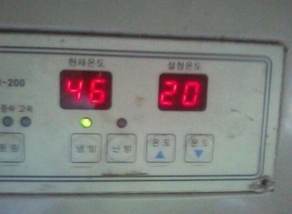 ▲운전실 내부 온도 설정을 20도로 맞췄지만 냉방장치 고장으로 현재 온도가 46도를 나타내고 있다. (사진=전국철도노조)