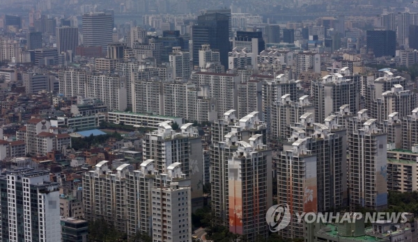 ▲주택보유 상위 1%가 평균 7채를 보유하고 있는 소득상위계층 주택보유편중현상이 심화되고 있다. 사진은 숲을 이루고 있는 서울의 아파트단지.