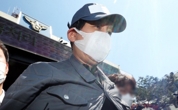 ▲'라임 사태' 핵심인물로 수원여객 돈 횡령 혐의를 받고 있는 김봉현 스타모빌리티 회장이 지난 26일 밤 구속됐다.