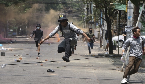 ▲미얀마에서 유혈사태가 악화하는 가운데 지난달 31일(현지시간) 최대 도시 양곤에서 군부 쿠데타 규탄 시위대가 강경 진압에 나선 군인들을 피해 급히 달아나고 있다. ⓒ연합뉴스