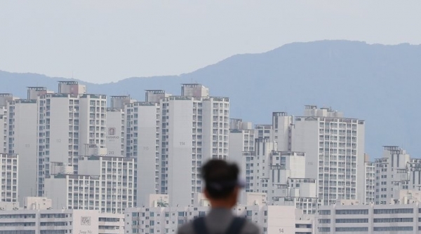 ▲27일 한국부동산원 조사에 따르면 이번주 서울 아파트값은 1년8개월 만에 하락 전환됐고 수도권 아파트값은 보합에 머물렀다.