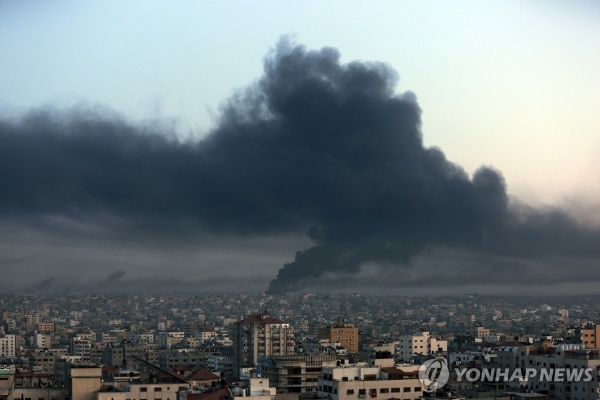 ▲이스라엘군 공습에 검게 물든 가자시티 상공. AP 연합뉴스