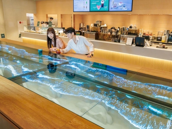 ▲LG디스플레이가 최근 스타벅스 매장에 새로 설치한 투명OLED