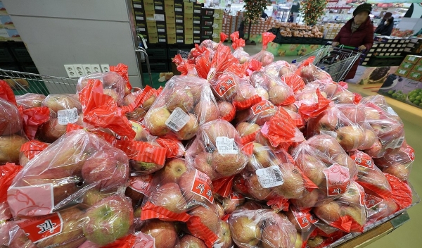 ▲지난달 물가상승률 둔화에도 불구하고 사과 등 먹거리 물가는 큰 상승률을 이어간 것으로 조사됐다. 연합뉴스