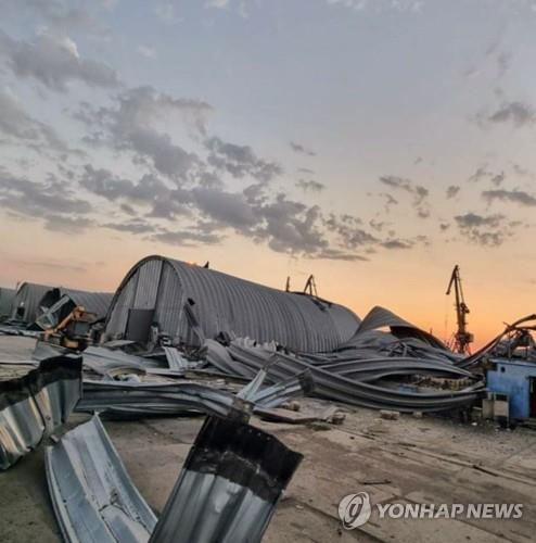 ▲지난 8월 러시아 드론 공격에 파괴된 우크라이나 다뉴브강항구 곡물저장소(연합뉴스)
