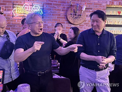 지난 5일 방한한 엔비디아의 젠슨 황(왼쪽) CEO가 치킨집에서 최태원 SK그룹 회장과 만나 즐기고 있다. <사진=연합뉴스>