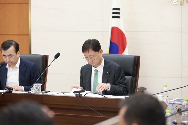 ▲금융감독원은 지난 4일 이찬진 금융감독원장이 제4차 소비자위험대응협의회를 개최했다고 6일 밝혔다. 이 자리에서는 업권별로 소비자에게 어떤 위험 요인이 있는지 점검이 이뤄졌다. [사진=금융감독원]출처 : 중앙이코노미뉴스(https://www.joongangenews.com)