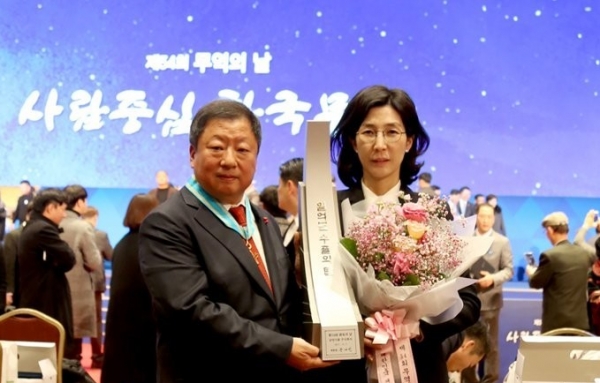 ▲삼양식품 전인장 전 회장(왼쪽)과 부인 김정수 회장. 연합뉴스