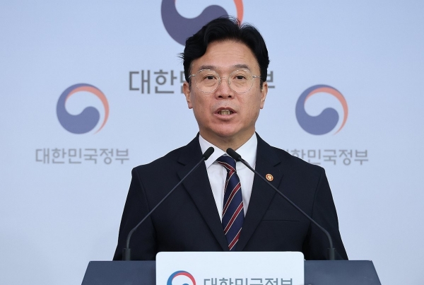 ▲김영훈 고용노동부 장관이 15일 서울 종로구 정부서울청사에서 '메가특구 특별법 관련 사회적 대화 제안' 브리핑하고 있다. 연합뉴스