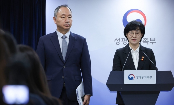 ▲원민경 성평등가족부 장관이 16일 서울 종로구 정부서울청사에서 임신중지 약물 도입 방안 브리핑을 하고 있다. 연합뉴스임신중지약 도입·모자보건법 개정 촉구 기자회견. 연합뉴스