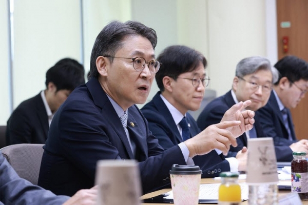 ▲권대영 금융위원회 부위원장이 17일 오후 서울 종로구 정부서울청사 별관에서 열린 고유가 피해지원금 금융기관 업무협약식에서 모두 발언을 하고 있다./연합뉴스