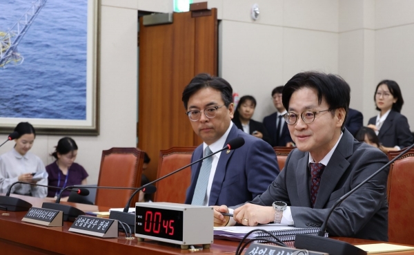 ▲김정관 산업통상부 장관이 22일 국회 산업통상중소벤처기업위원회에 '대한민국과 미합중국 간 전략적투자의 운영 및 관리를 위한 특별법'에 따른 대미투자 사전보고를 하고 있다. 연합뉴스