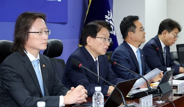 ▲더불어민주당 권칠승 정책위의장이 28일 국회 의원회관에서 열린 반복담합 근절을 위한 입법 추진 당정협의회에서 발언하고 있다. 왼쪽부터 주병기 공정거래위원장, 권칠승 정책위의장, 민병덕 정책위 경제수석, 최기상 환노위 간사. 연합뉴스