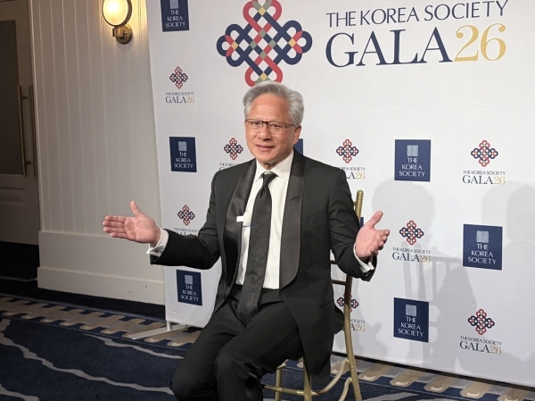 젠슨 황 "AI는 소프트웨어일 뿐…인간적 속성 부여가 공포 키워"