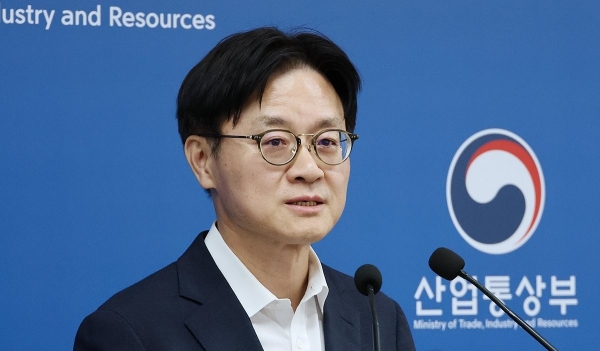 ▲김정관 산업통상부 장관이 1일 세종시 정부세종청사에서 도널드 트럼프 미국 대통령이 발표한 한국의 대미 투자 프로젝트에 관해 설명하고 있다. 연합뉴스
