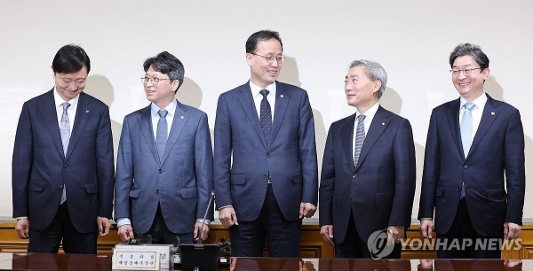 ▲ 2일 서울 중구 은행회관에서 열린 시장상황점검회의에 참석한 금융 관련 수장들. 왼쪽부터 이찬진 금융감독원장, 홍지선 국토교통부 장관, 이형일 부총리 겸 재정경제부 장관, 신현송 한국은행 총재, 이억원 금융위원장. 연합뉴스